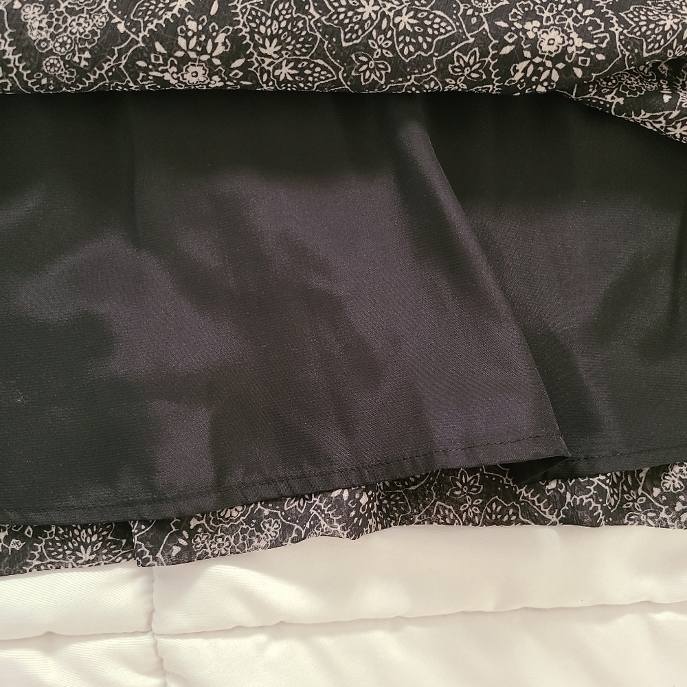 GUESS BLACK/WHITE FLORAL PRINT DRESS - Picture 6 of 9